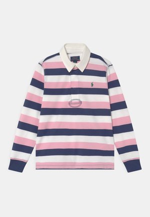 Camiseta de rugby de manga larga con rayas horizontales en azul marino, rosa y blanco, cuello blanco y pequeño logo verde en el pecho.
