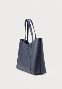 Námornícka modrá kožená taška cez rameno so štruktúrovaným tvarom, dvojitými rúčkami a textúrovaným povrchom. Vyznačuje sa minimalistickým dizajnom bez viditeľných kovových častí.