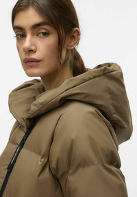 Braune gepolsterte Jacke mit Kapuze, ausgestattet mit einem Reißverschluss und einem Logo-Akzent. Glatte, glänzende Textur mit puffigem Design.