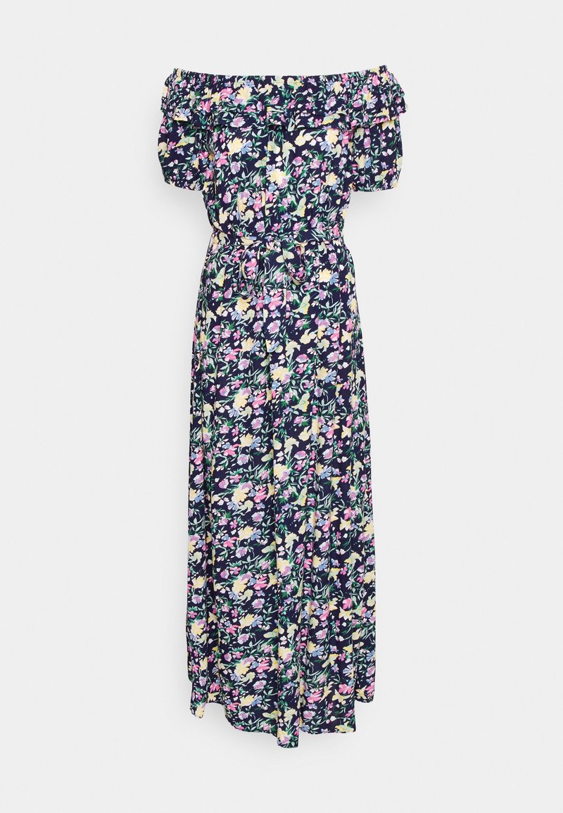 Kwiecista sukienka maxi z odkrytymi ramionami, falbanistym dekoltem, na ciemnonawowym tle oraz kolorowymi wzorami kwiatów.