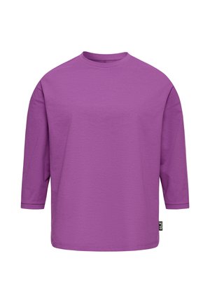 Lila langärmliges Rundhals-Shirt mit lockerem Schnitt und kleinem schwarzem Etikett an der unteren Seitennaht vor weißem Hintergrund.