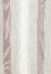 Knopen-up cardigan met horizontale strepen in beige en zacht bruin. Gemaakt van een gestructureerde stof met platte knopen langs de voorkant.