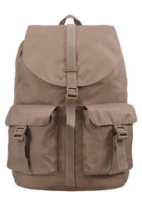 Sac à dos en tissu marron avec rabat supérieur, boucle centrale sur la sangle, deux poches avant avec fermetures à boucle et une poignée de transport sur le dessus.