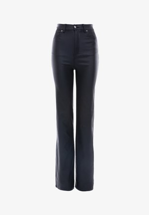 Jeans flare neri a vita alta realizzati in denim morbido, con tasche frontali, chiusura zip e un solo bottone.