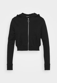 Felpa nera corta realizzata in materiale morbido, con zip frontale, due tasche laterali e cappuccio con cordino. Maniche lunghe con polsini a costine.