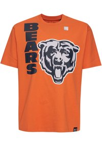 Orange bomullströja med en stor grå björngrafik och fet text som säger "BJÖRNAR" i svart. Kort ärm, rundad halsdesign.