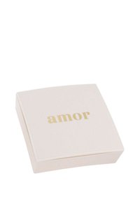 Scatola quadrata di colore rosa pallido con una finitura liscia; al centro, testo "amor" in oro; margini arrotondati e linee pulite; design minimalista.