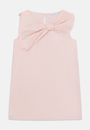 Rosa ermeløs kjole med teksturert stoff, featuring en stor sløyfe foran og en nøkkelhullsåpning bak.