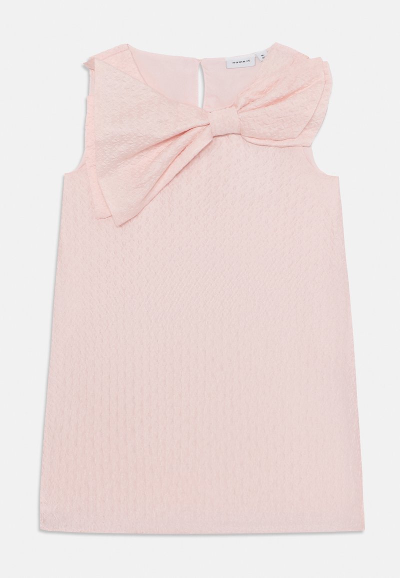 Rosa ermeløs kjole med teksturert stoff, featuring en stor sløyfe foran og en nøkkelhullsåpning bak.