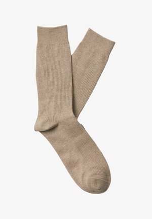 Para beżowych, prążkowanych skarpetek za kostkę z bawełnianej mieszanki, ze wzmocnionym noskiem i mankietem, ułożonych płasko na białym tle.
