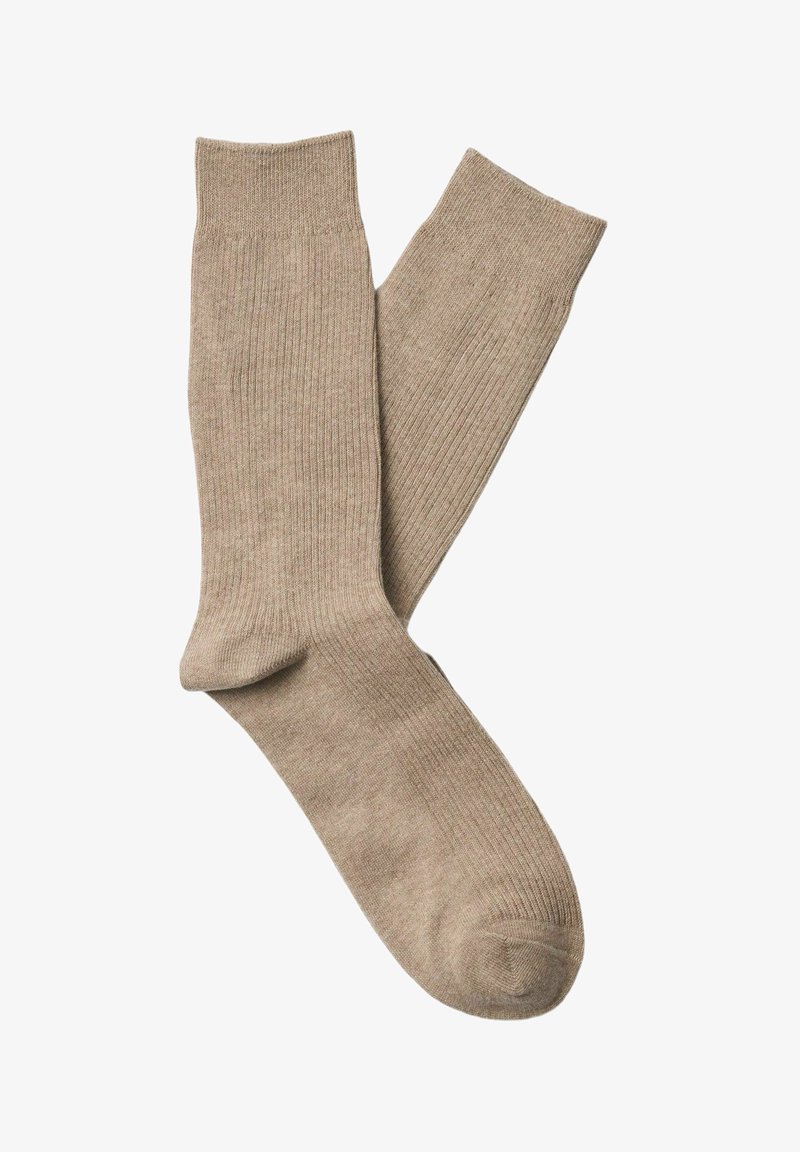 Paire de chaussettes crème côtelées en mélange de coton, avec bout et bord renforcés, posées à plat sur fond blanc.