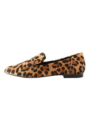 Plat instap-loafer met luipaardprint patroon en klein metalen gespandetail aan de zijkant, met een lage zwarte zool.