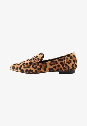 Mocassins plats à enfiler avec motif léopard et petit détail de boucle métallique sur le côté, avec une semelle noire basse.