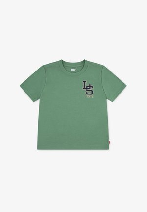 T-shirt en coton vert à manches courtes et col rond. Présente un logo brodé bleu marine à l'avant. Étiquette rouge sur l'ourlet.