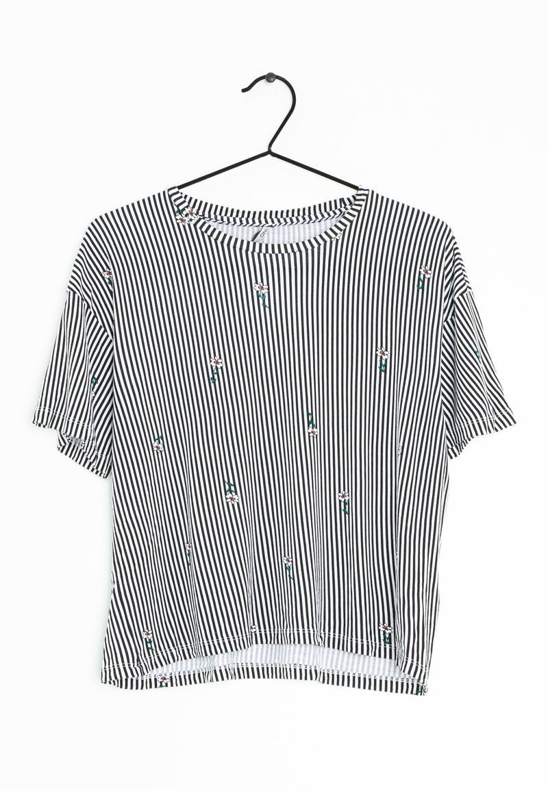 Chemise à manches courtes rayée en noir et blanc, avec des accents de broderie florale. Tissu léger, encolure ronde et coupe décontractée.