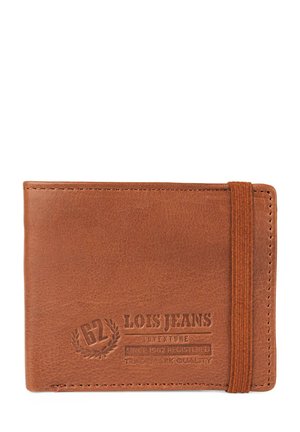 Billetera de cuero marrón con superficie texturizada, logotipo grabado y bordes cosidos. Presenta una banda elástica para el cierre. Forma rectangular compacta.