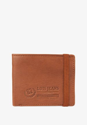 Billetera de cuero marrón con superficie texturizada, logotipo grabado y bordes cosidos. Presenta una banda elástica para el cierre. Forma rectangular compacta.