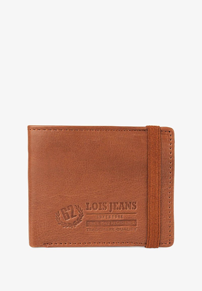 Billetera de cuero marrón con superficie texturizada, logotipo grabado y bordes cosidos. Presenta una banda elástica para el cierre. Forma rectangular compacta.