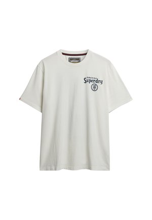 Weißes Baumwoll-T-Shirt mit kurzen Ärmeln, rundem Ausschnitt und dunkelblauem "Superdry"-Logo auf der Brust. Verfügt über ein kleines rotes Etikett am Ärmel.