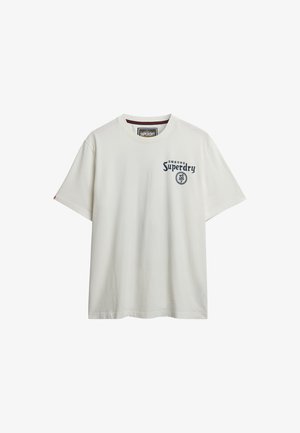 T-shirt bianca in cotone con maniche corte, scollo rotondo e logo "Superdry" in navy sul petto. Presenta un piccolo etichetta rossa sulla manica.