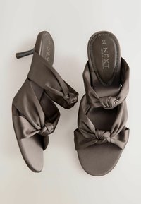 Dunkelgraue Satin-High Heels mit einem gedrehten Knoten-Design an der Vorderseite, offener Zeh und einem eleganten, schmalen Stiletto-Absatz.