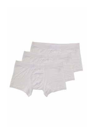 Tre paia di boxer da uomo bianchi semplici impilati con elastici in vita, esposti su sfondo bianco.