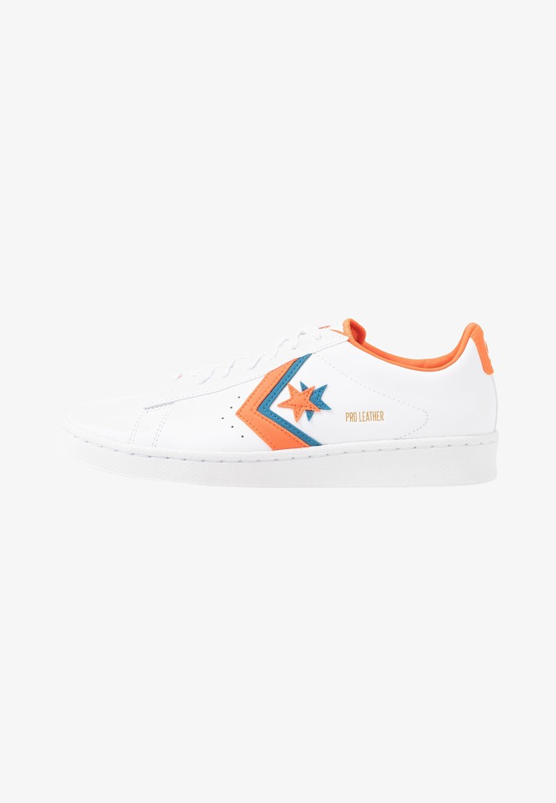 Weiße Leder-Sneaker mit orangefarbenen Akzenten, ausgestattet mit einem blauen und orangefarbenen Sternendesign und einer strukturierten weißen Sohle. Schnürsenkel mit gesticktem Detail.