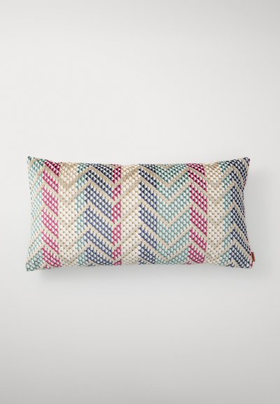 Rektangulær pute med et texturert vevd trekk som har et chevron-mønster i blå, rosa og kremfarger. Kantene er kantet.
