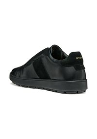 Sneaker neri in pelle e camoscio con finitura testurizzata, dotati di suola piatta e design minimalista. Accent d'oro sul tallone.