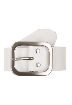 Biały skórzany pasek z dużą prostokątną srebrną metalową klamrą oraz dwoma nitami mocującymi pasek.