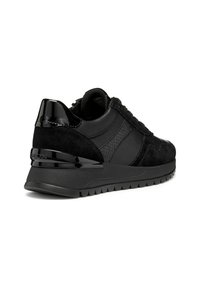Sneaker noir avec un mélange de cuir lisse et de suede texturé. Comprend un accent de talon noir brillant et une semelle en caoutchouc avec un motif cranté.