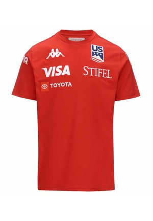 T-shirt rossa a maniche corte in cotone, con loghi bianchi: Kappa, Visa, Stifel e Toyota, insieme a un emblema della bandiera statunitense.