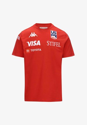 T-shirt rossa a maniche corte in cotone, con loghi bianchi: Kappa, Visa, Stifel e Toyota, insieme a un emblema della bandiera statunitense.