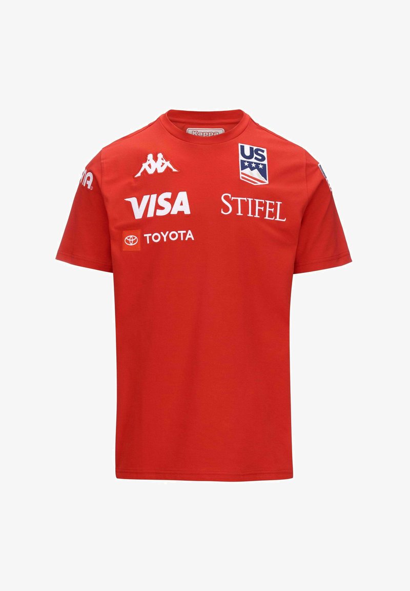 T-shirt rossa a maniche corte in cotone, con loghi bianchi: Kappa, Visa, Stifel e Toyota, insieme a un emblema della bandiera statunitense.