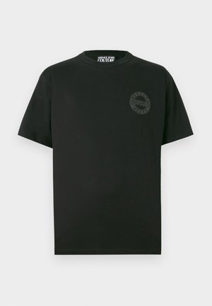 T-shirt nera a maniche corte con collo rotondo e logo tonale discreto di Versace Jeans Couture sul lato sinistro del petto.