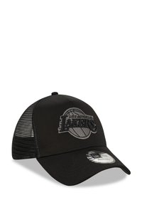 Melnā beisbola cepure ar noapaļotu vainagu, kas aprīkota ar acs paneļiem, izšūtu "Los Angeles Lakers" logo un regulējamu sprādzi aizmugurē.