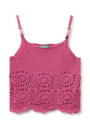 Haut sans manches rose au crochet avec un motif en dentelle florale sur la moitié inférieure et des bretelles perlées.