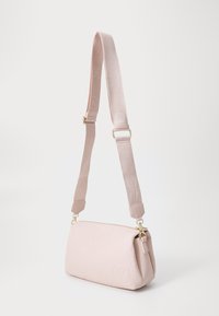 Sac bandoulière rose clair en matériau texturé avec un design de logo embossé. Comprend une bandoulière réglable et des accents en matériel doré.