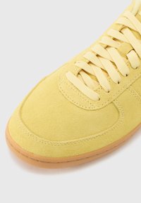 Thumbnail Image 9