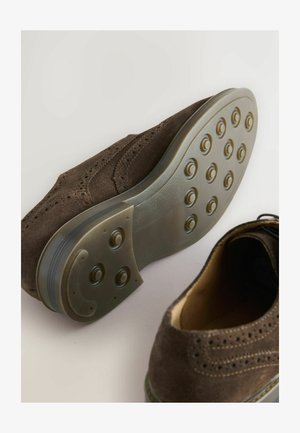 Kavos zomšos oksfordo bateliai su apvalia nosimi, perforuotu dizainu ir guminiu padu su apvalių raštų protektoriumi.