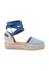 Blauwe suède espadrilles met sjaalachtige stofveters, gevlochten jute zool en geweven accent bij de hiel. Soepele textuur en afgerond te ontwerp.