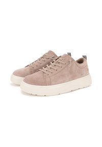 Beżowe zamszowe sneakersy z okrągłym noskiem, sznurowanym fasonem i białą gumową podeszwą. Zawierają mały akcent logo oraz pętelkę z tyłu.