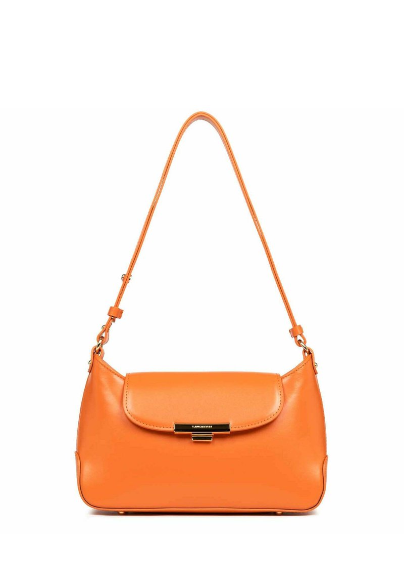 Borsa in pelle arancione con forma arrotondata, chiusura a patta piatta e una lunga tracolla. Presenta dettagli in hardware dorato.
