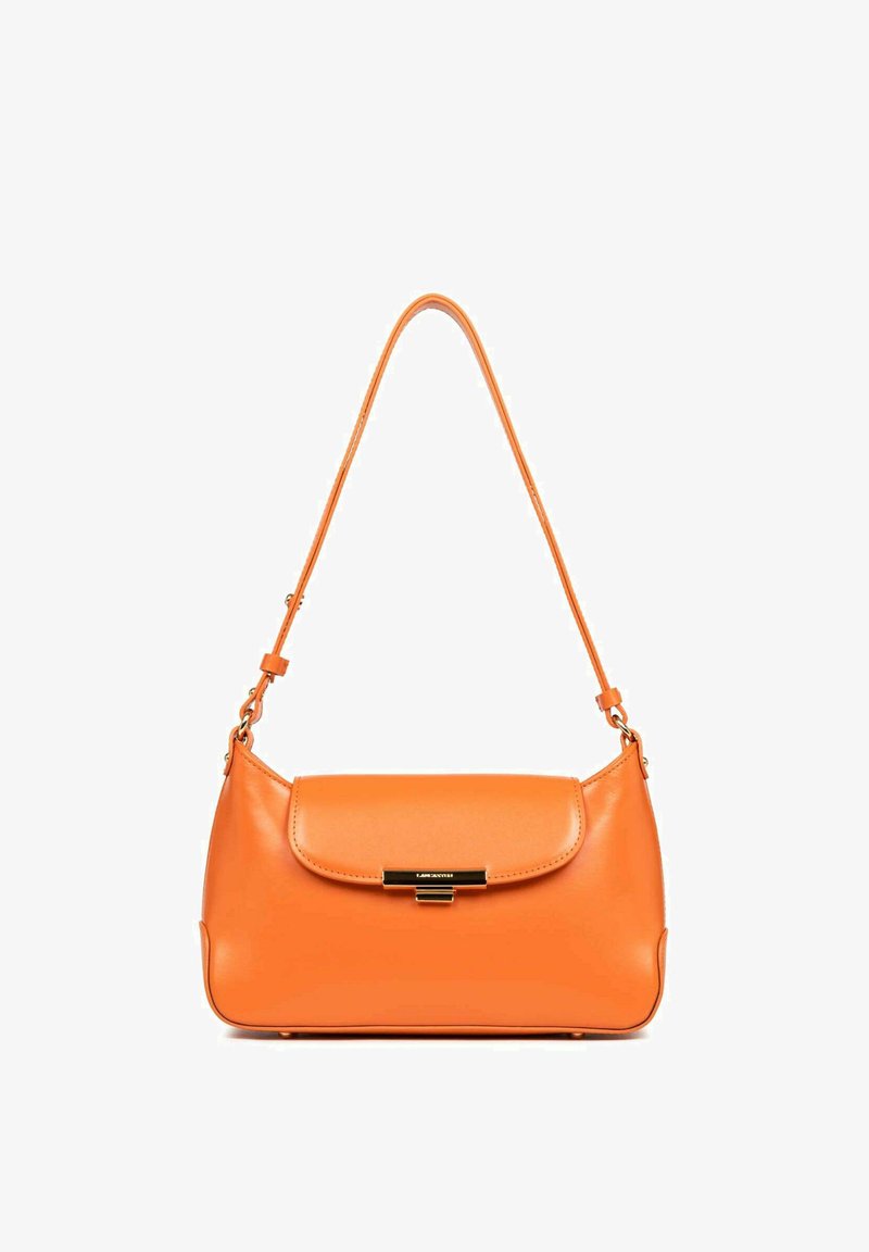 Sac à main en cuir orange de forme arrondie, avec une fermeture à rabat plat et une longue bandoulière. Présente des accents en métal doré.