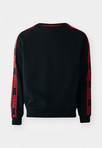 Svart hettegenser laget av myk stoff med røde logo-bånd nedover ermene; har rund hals og ribbestrikkede ermer og nederkant.
