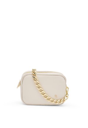 Bolso pequeño rectangular de cuero beige con cremallera dorada y una gruesa cadena dorada a modo de asa en la parte frontal.