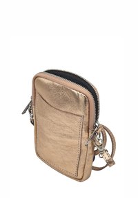 Sac bandoulière en cuir doré métallique avec fermeture éclair, poche avant et sangle réglable. Surface texturée avec une finition lisse.