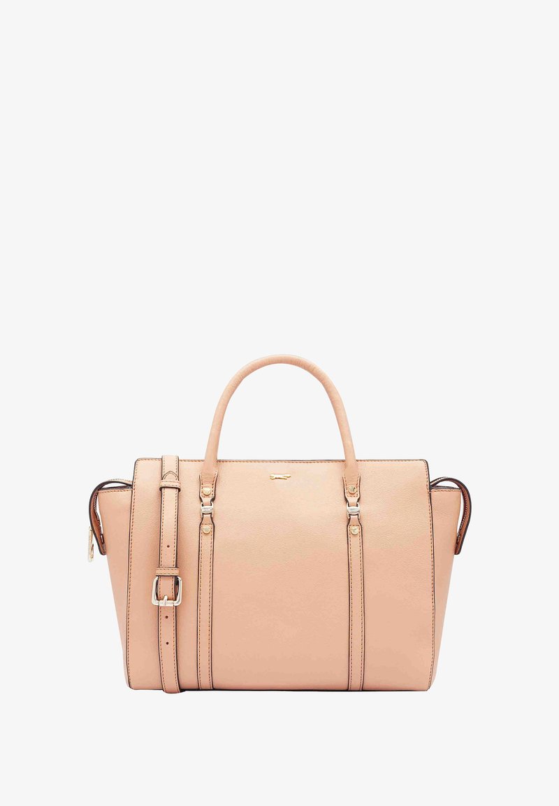 Perzikkleurige leren handtas met twee korte handvatten en een afneembare schouderband; heeft een gestructureerde vorm en details in goudkleurige hardware.