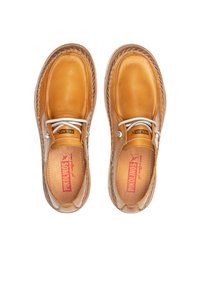 Zapatos de cuero marrón claro con punteras redondeadas, costuras contrastantes y un lazado central. El interior presenta un logo rojo en una plantilla de color marrón claro.