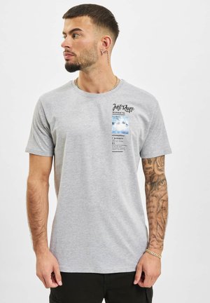 Grå bomulls t-skjorte med trykket design av palmer og tekst på fronten. Rund hals og korte ermer, med en avslappet passform.